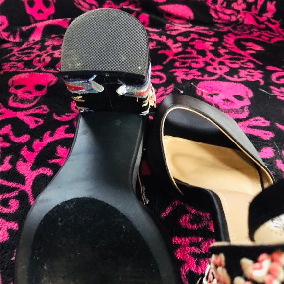 Hand embroidered Steve Madden heals - Picture 3 of 4